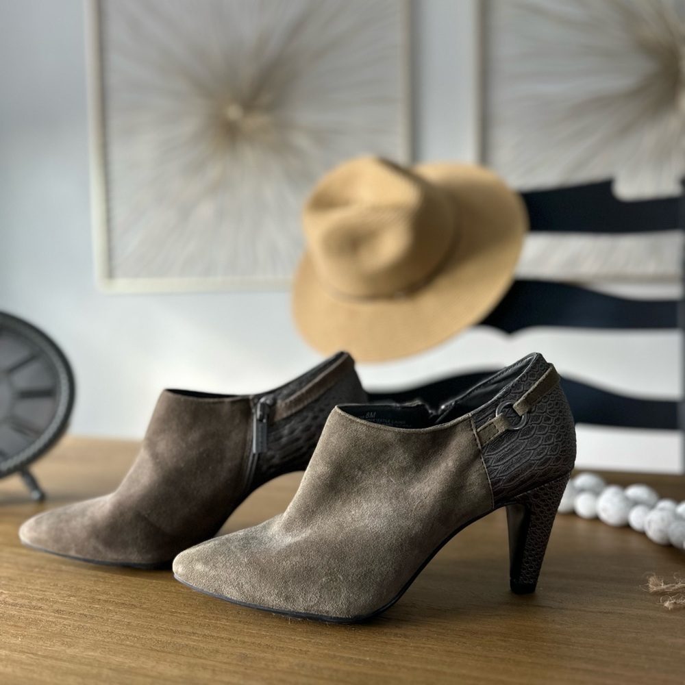 Bandolino size 8 suede leather ankle boot
